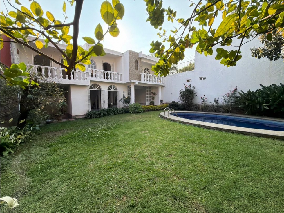 Casa al norte de Cuernavaca con alberca y jardín privados en venta