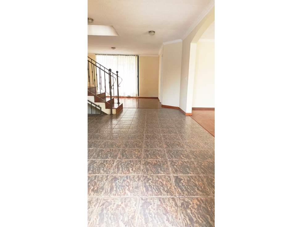 Casa ALQUILER 4 dormitorios CUMBAYÁ x colegio menor — foto 2