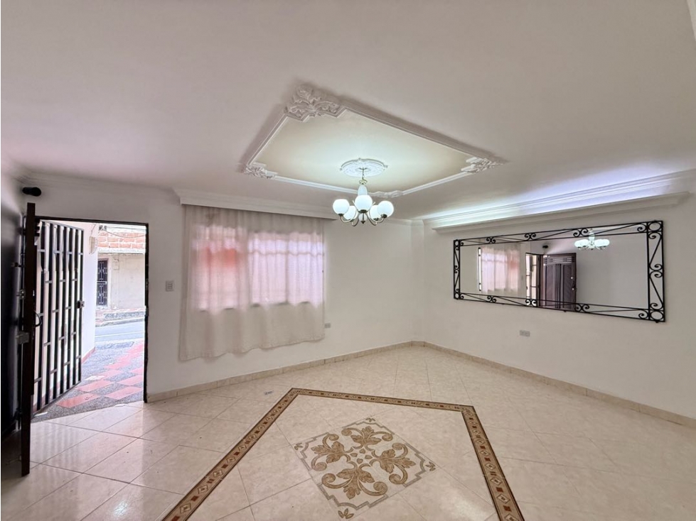 CASA AMPLIA CON LOCAL EN VENTA - COPACABANA CERCA AL PARQUE PRINCIPAL
