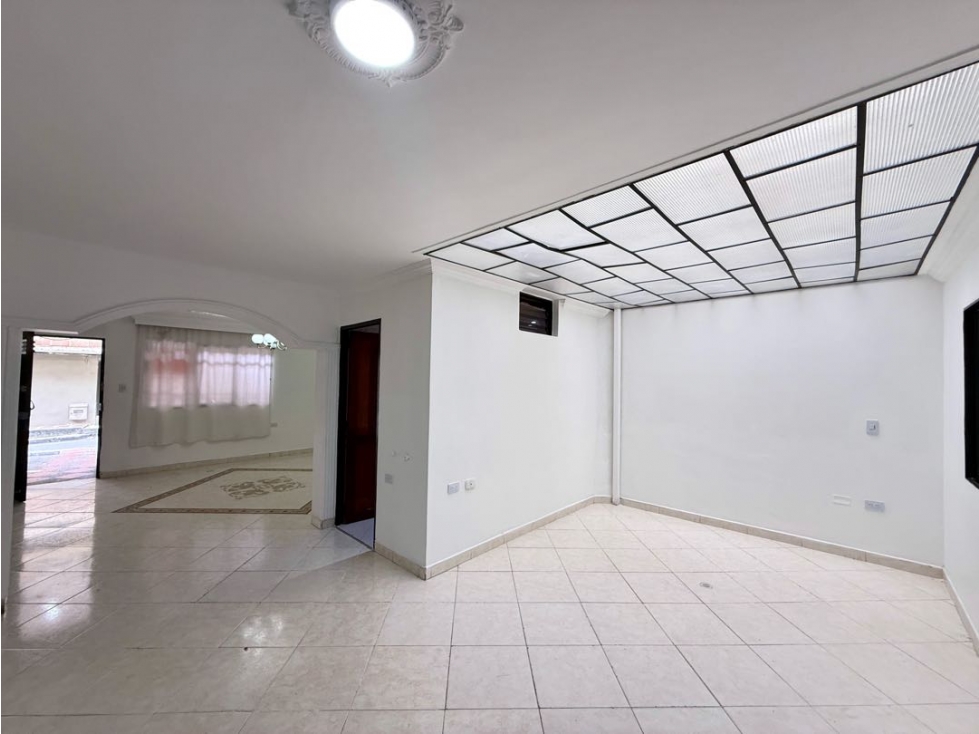 CASA AMPLIA CON LOCAL EN VENTA - COPACABANA CERCA AL PARQUE PRINCIPAL — foto 2