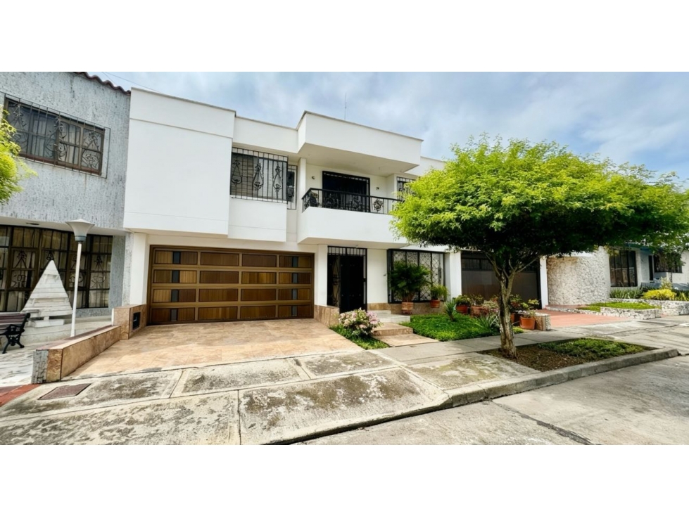 Casa amplia de dos pisos en venta - Barrio Las Mercedes Palmira Valle