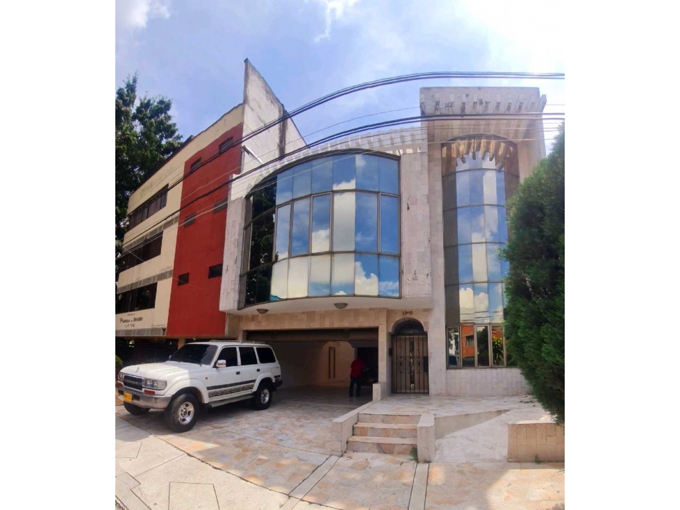 Casa amplia en El Ingenio para Hostel, empresas e instituciones