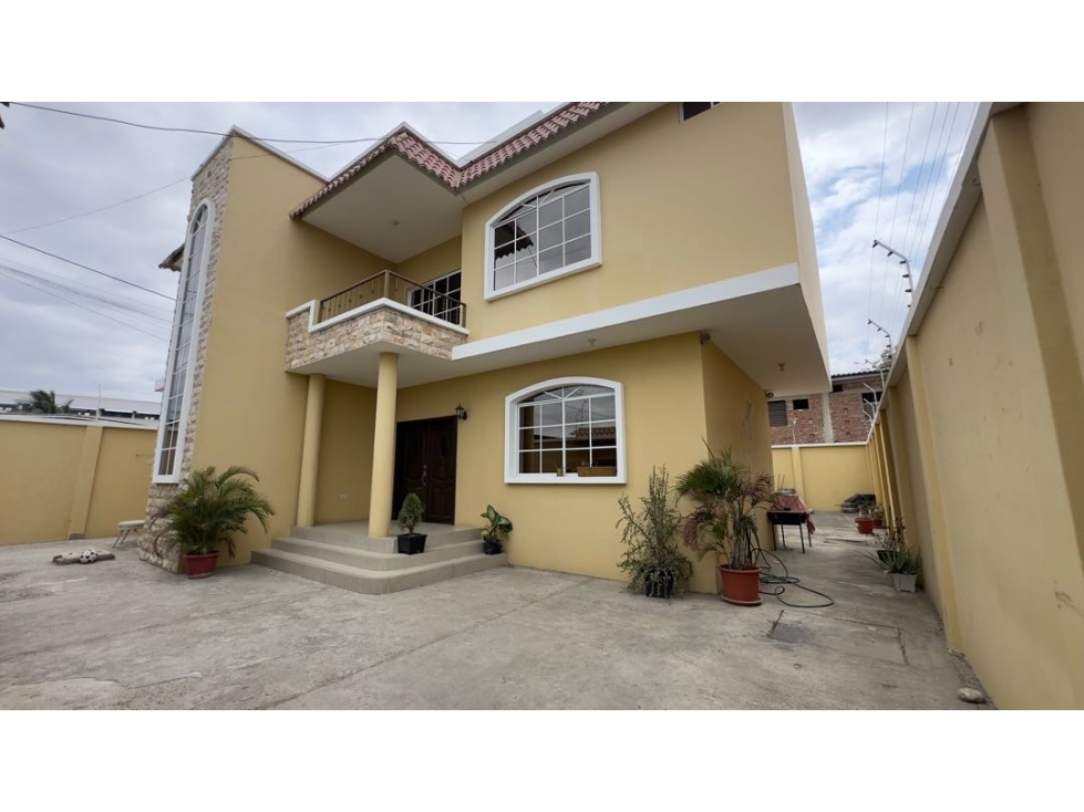 CASA DE 3 PISOS EN VENTA O ALQUILER CERCA AL ESTADIO JOCAY EN MANTA
