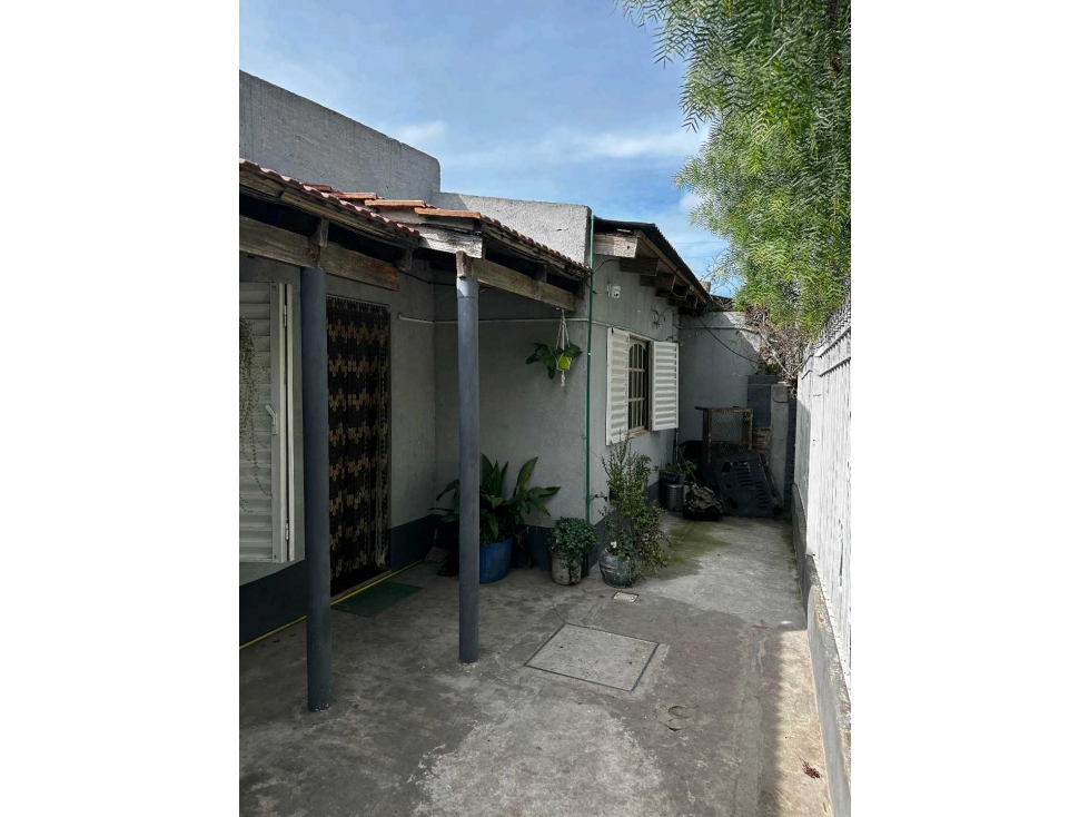 Casa Amplia con Jardín en Venta- Calle 194 entre 52 y 53. - 2