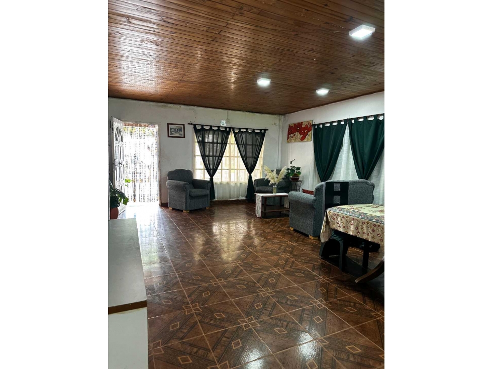 Casa Amplia con Jardín en Venta- Calle 194 entre 52 y 53. - 3