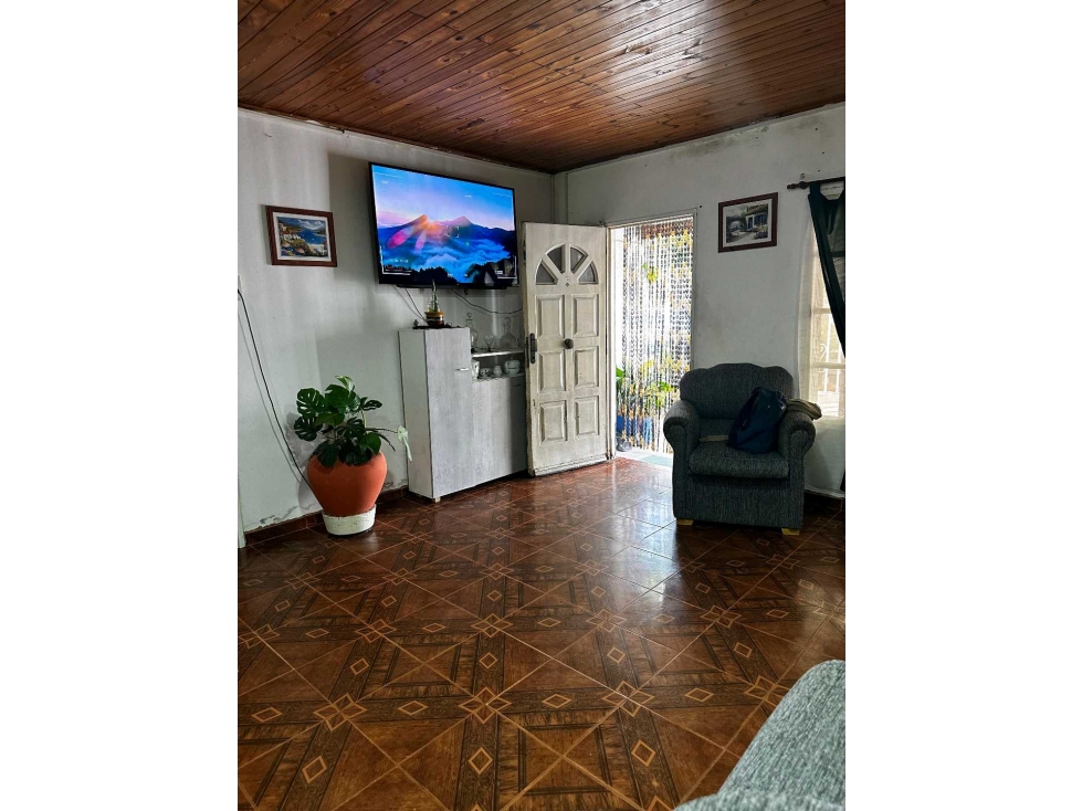 Casa Amplia con Jardín en Venta- Calle 194 entre 52 y 53. - 4