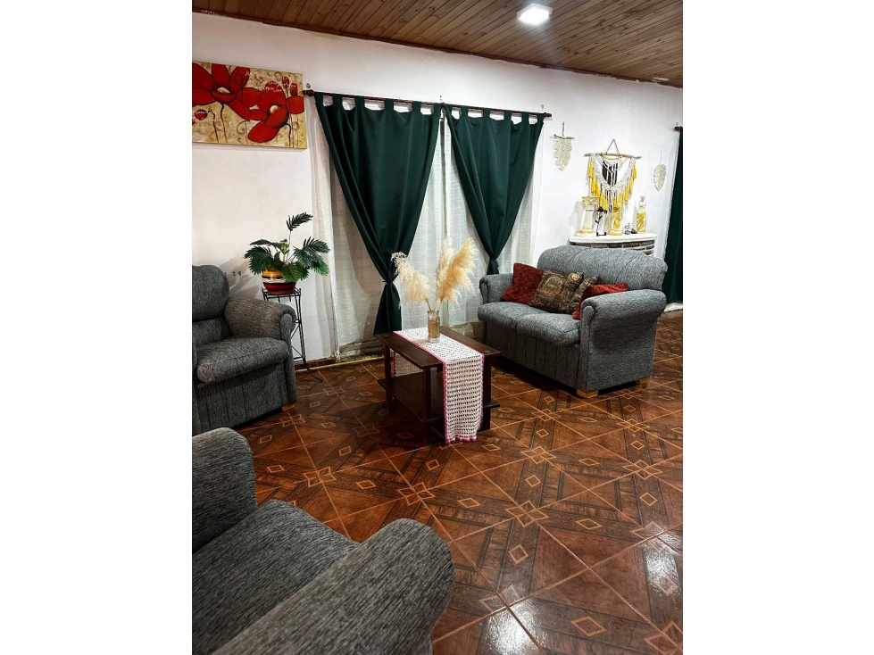 Casa Amplia con Jardín en Venta- Calle 194 entre 52 y 53. - 5