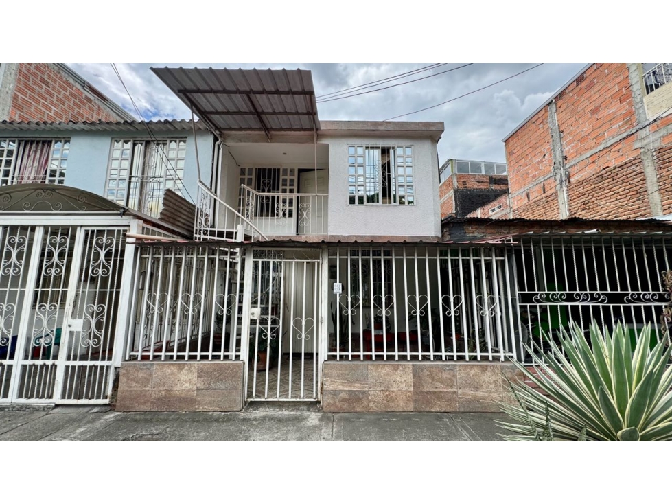 Casa bifamiliar de dos pisos en venta - Barrio El Sembrador, Palmira