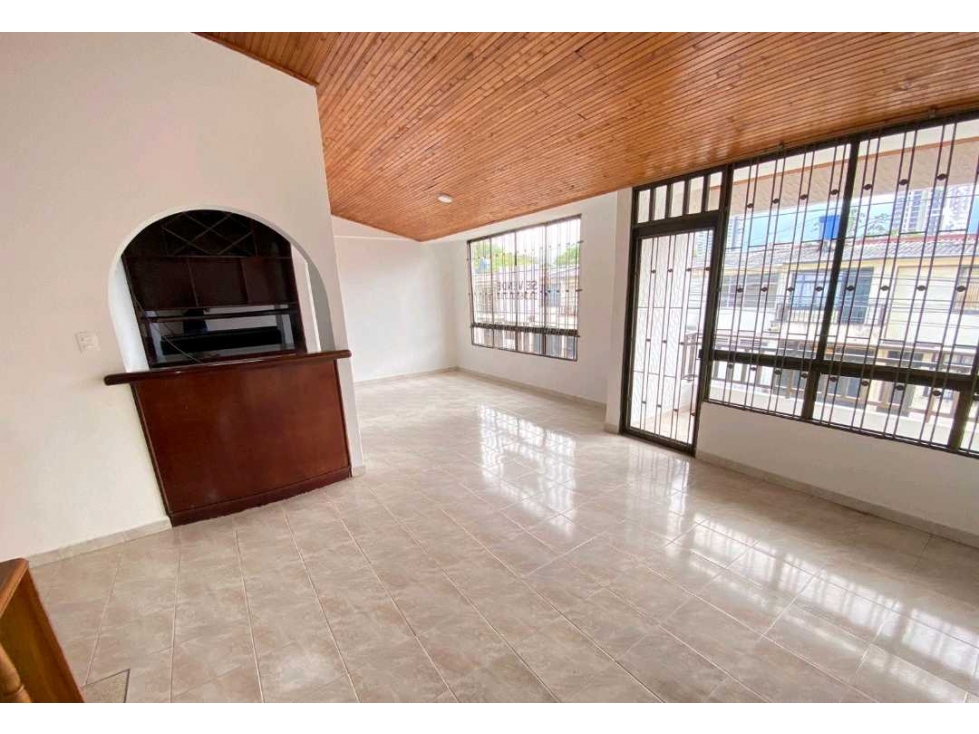 Casa bifamiliar en El Alcázar con excelente área y proyección de renta