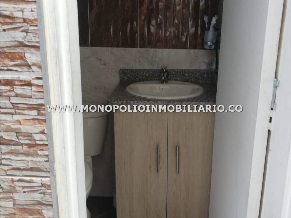 CASA BIFAMILIAR EN VENTA - SECTOR CORDOBA, ROBLEDO COD: 23571 - 6