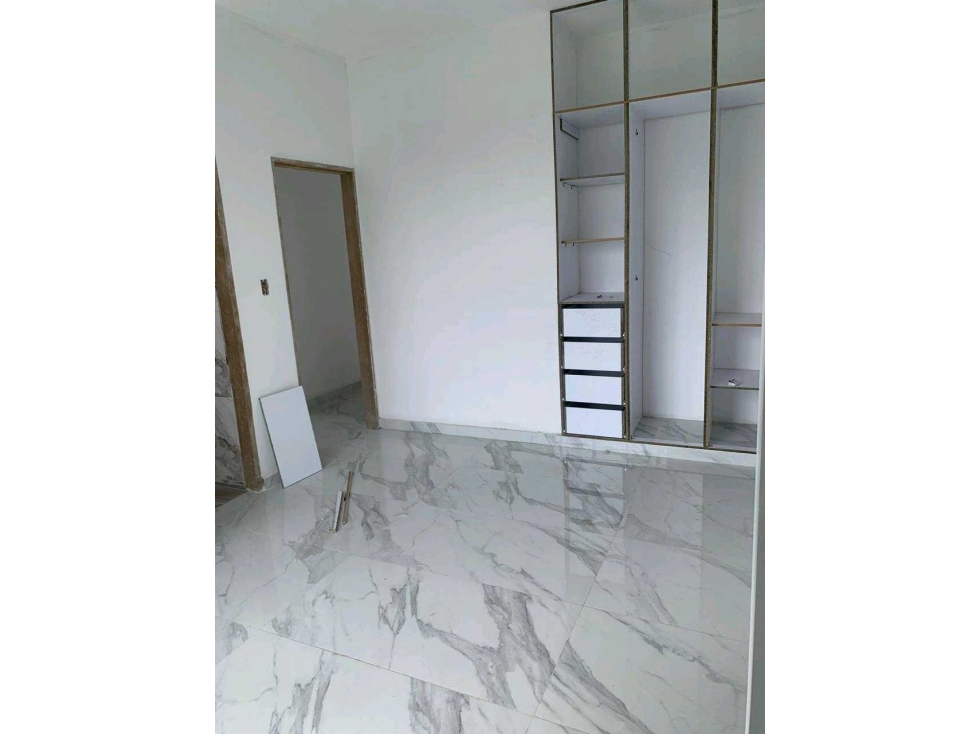 Casa Bifamiliar Esquinera de 3 pisos EN VENTA — foto 2