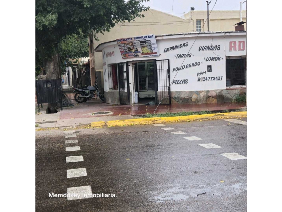 VENTA DE CASA ESQUINA CON SALÓN COMERCIAL - CALLE SARMIENTO, RIVADAVIA - 2