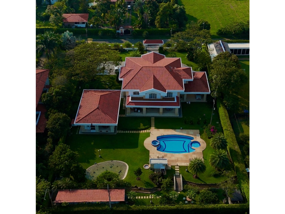 Casa Campestre Atemporal en Venta. Las Mercedes, Jamundi