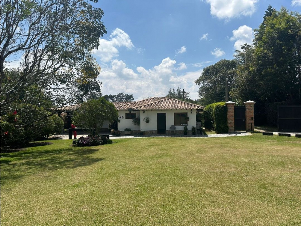 Casa campestre con caballerizas en Llanogrande
