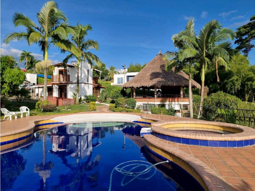 Casa campestre con lago para la venta en combia