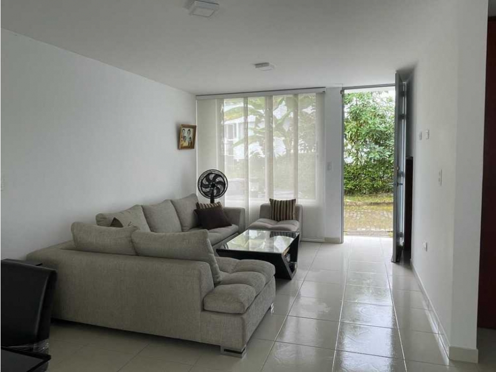 Casa campestre de 204 M2 en 665 mill en La Mesa Cund, zona urbana. — foto 3