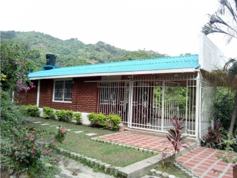 Casa campestre de 350m2 de 2 pisos, tigrera, vía a minca
