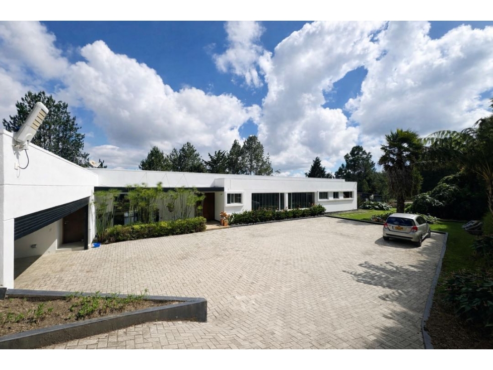 Casa independiente de 466 m² y 3000 m² terreno en el alto de palmas