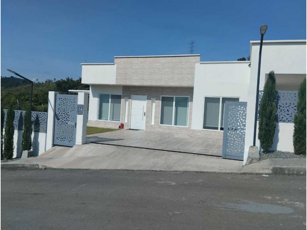 ¡CASA CAMPESTRE DE LUJO EN EXCLUSIVO CONDOMINIO! PALESTINA