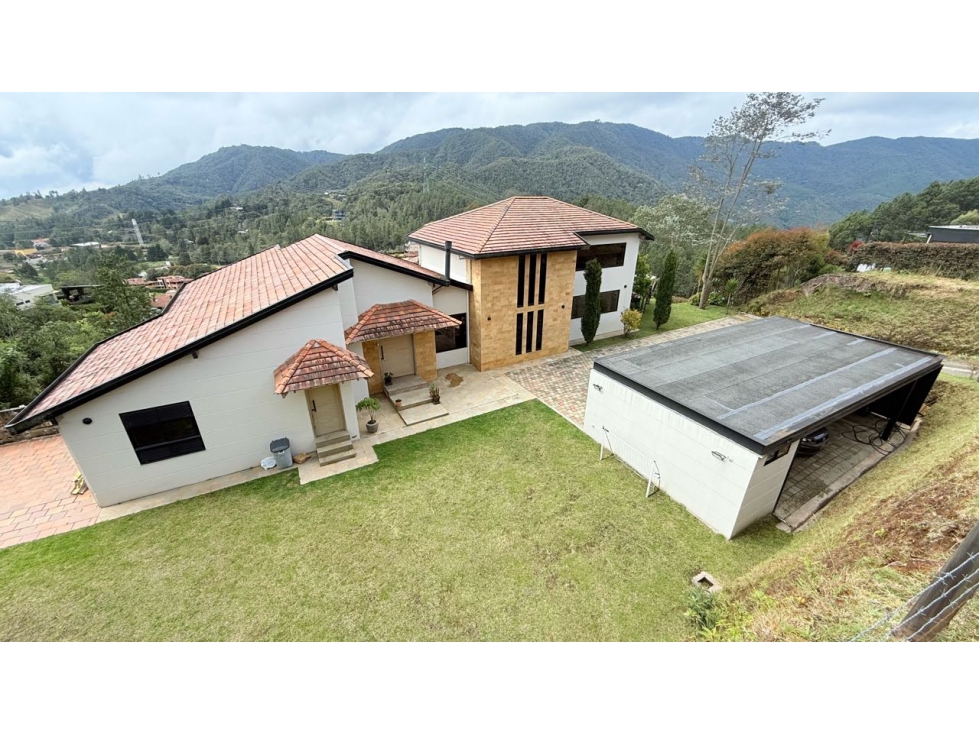 Casa Campestre en Altos del Escobero en Envigado