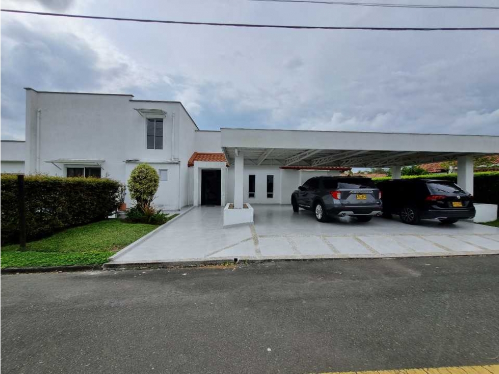 Casa Campestre 452 m2 lote 1032 m2 de 4 alcobas en Condominio El Caimo