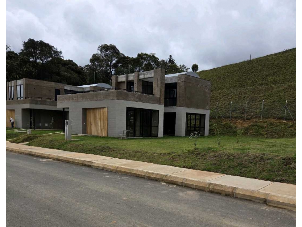 CASA CAMPESTRE EN EL ALTO (En obra gris)