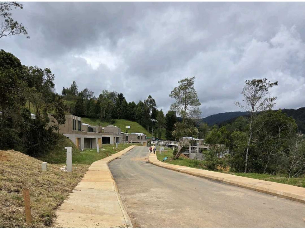 CASA CAMPESTRE EN EL ALTO (En obra gris) — foto 2