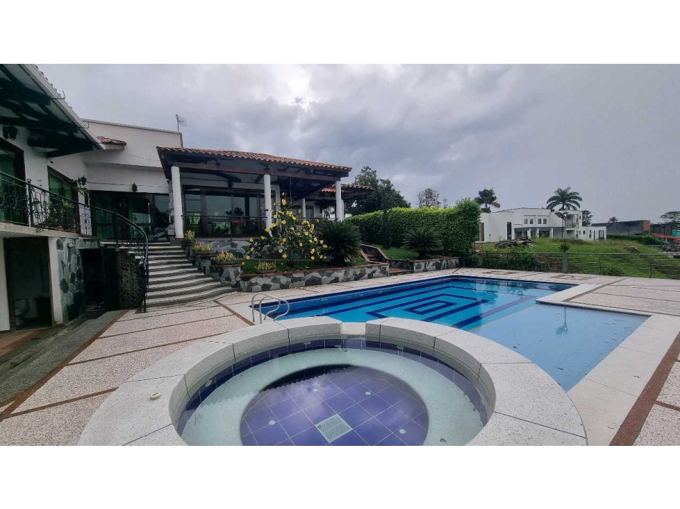 Casa campestre en El Caimo, a 8 minutos del aeropuerto con piscina