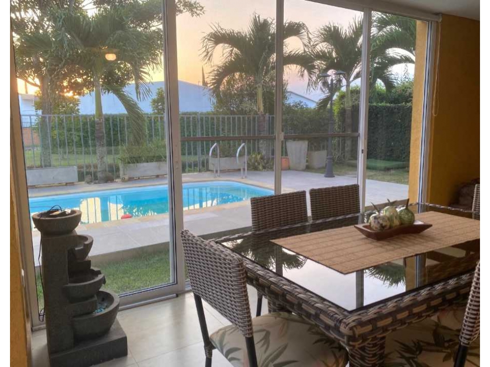 Casa esquinera con piscina privada en El Castillo Jamundi