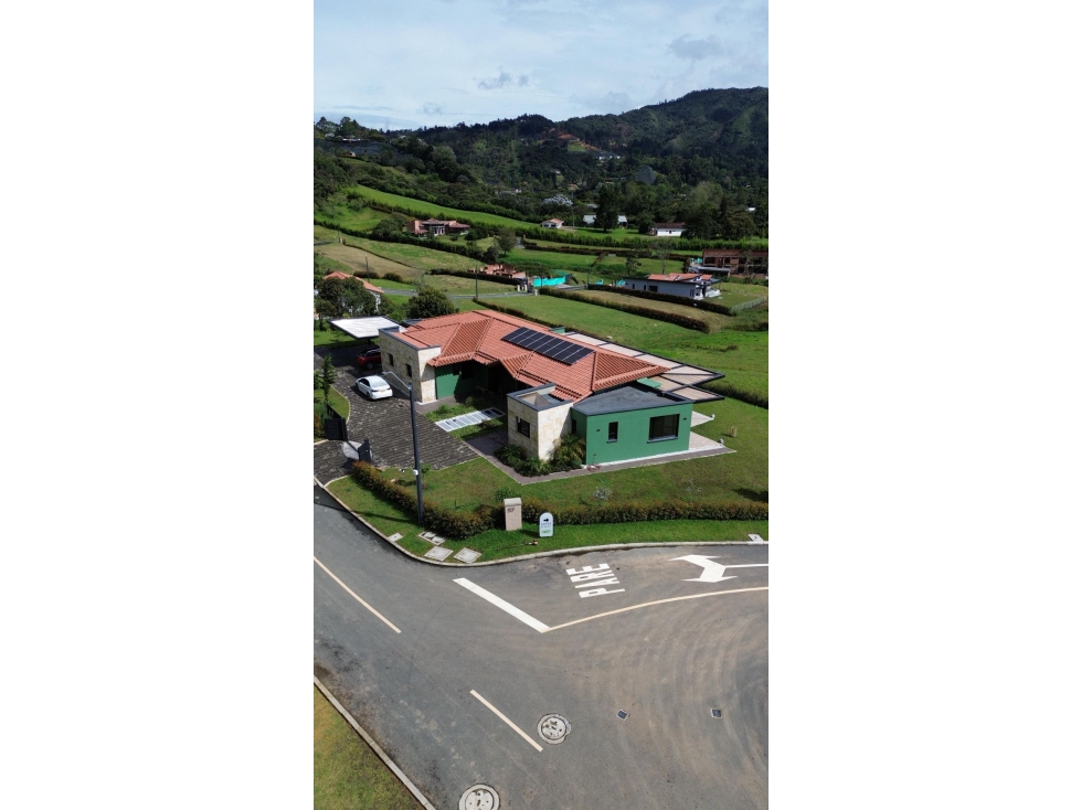 Casa campestre en La Ceja en Urbanización cerrada