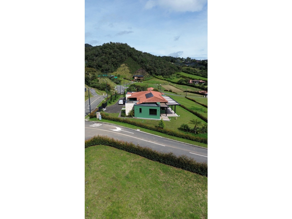 Casa campestre en La Ceja en Urbanización cerrada — foto 2