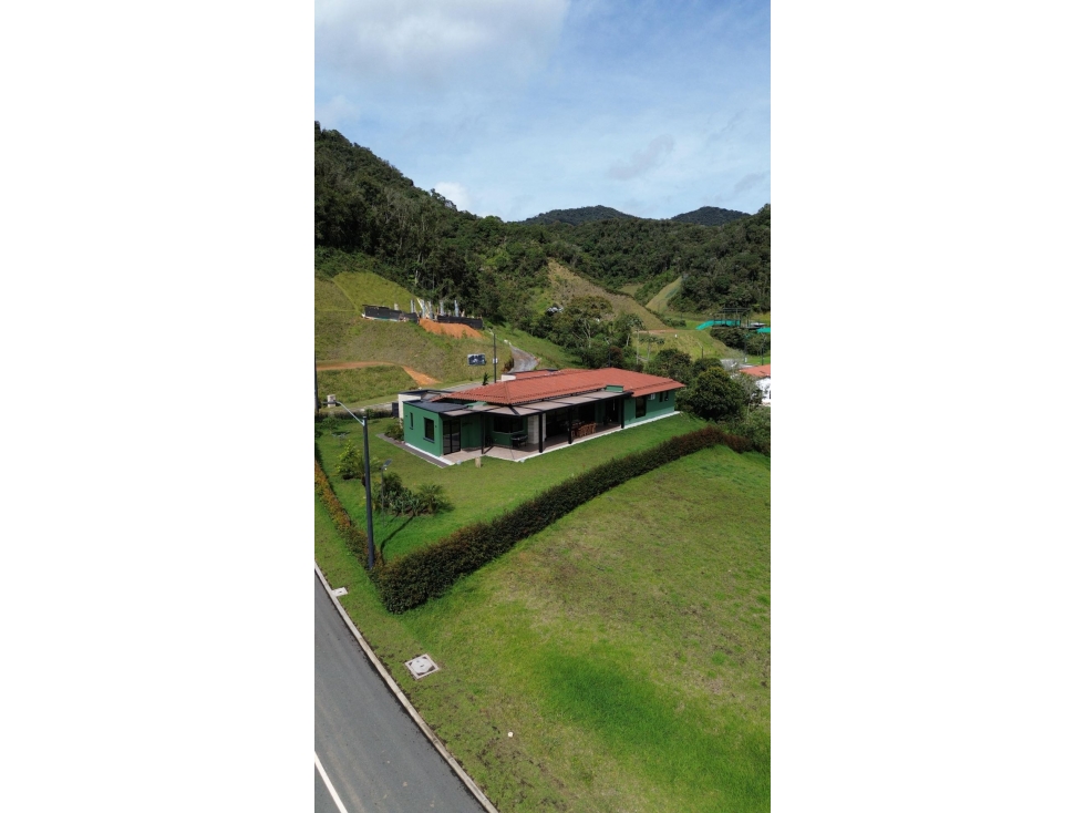 Casa campestre en La Ceja en Urbanización cerrada — foto 3