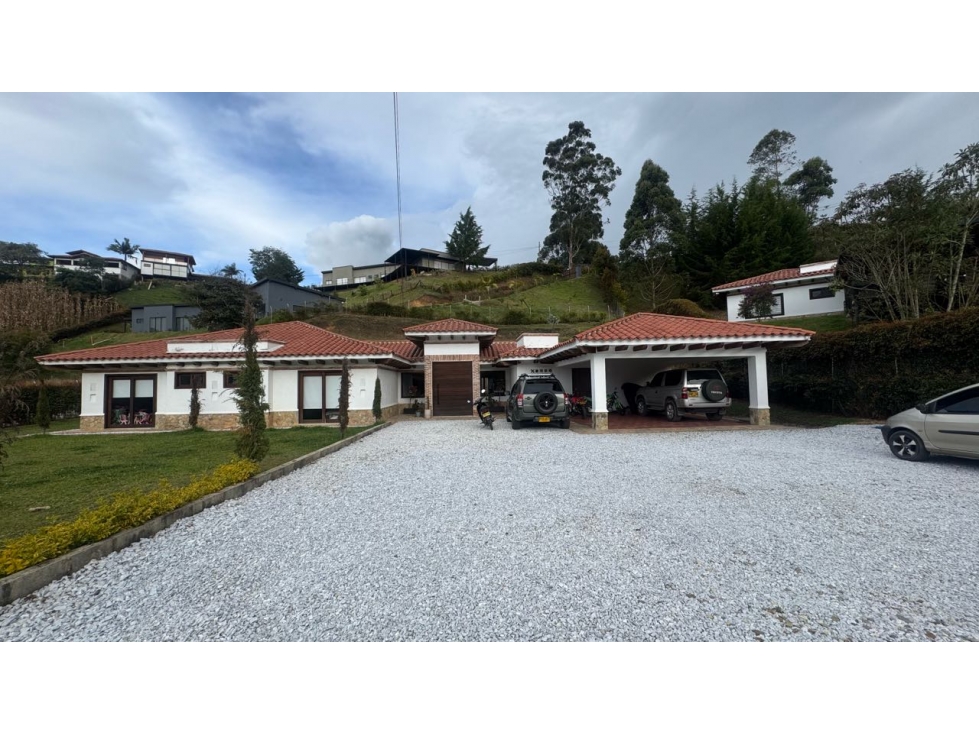 Casa campestre en unidad con portón eléctrico en El Carmen LDC