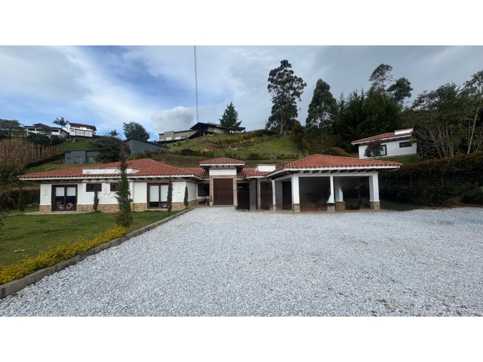 Casa campestre en unidad con portón eléctrico en el Carmen de Viboral