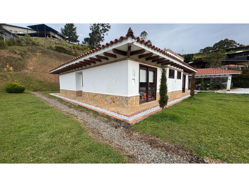 Casa campestre en unidad con portón eléctrico en el Carmen de Viboral — foto 2