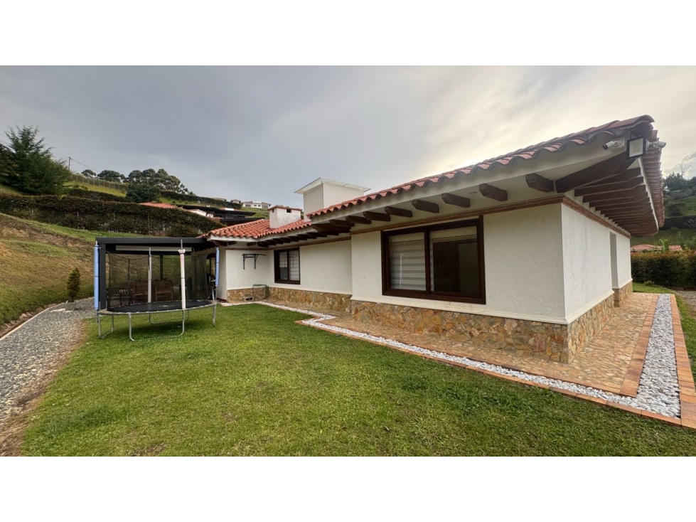 Casa campestre en unidad con portón eléctrico en el Carmen de Viboral — foto 3