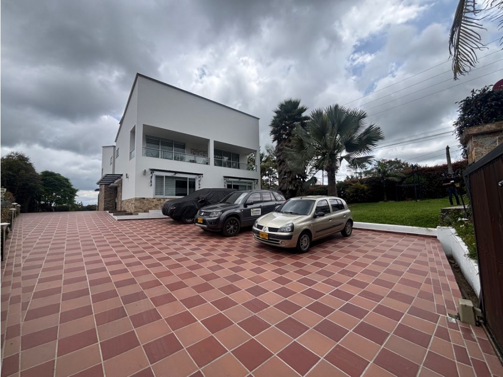 Casa campestre en venta con casa auxiliar y amplias zonas sociales — foto 2
