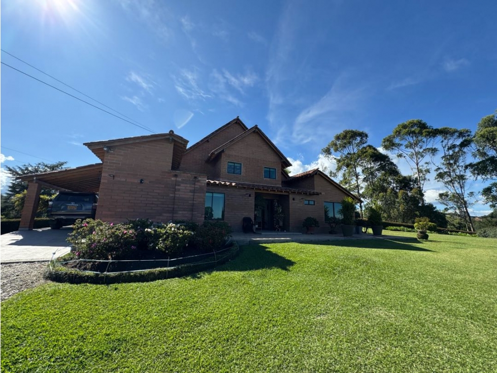 Casa campestre en venta Rionegro con hermosa vista y amplios jardínes — foto 3