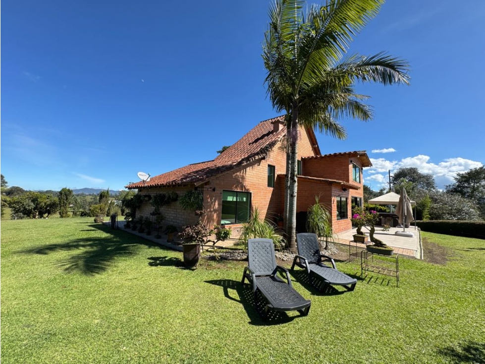 Casa campestre en venta Rionegro con hermosa vista y amplios jardínes — foto 2