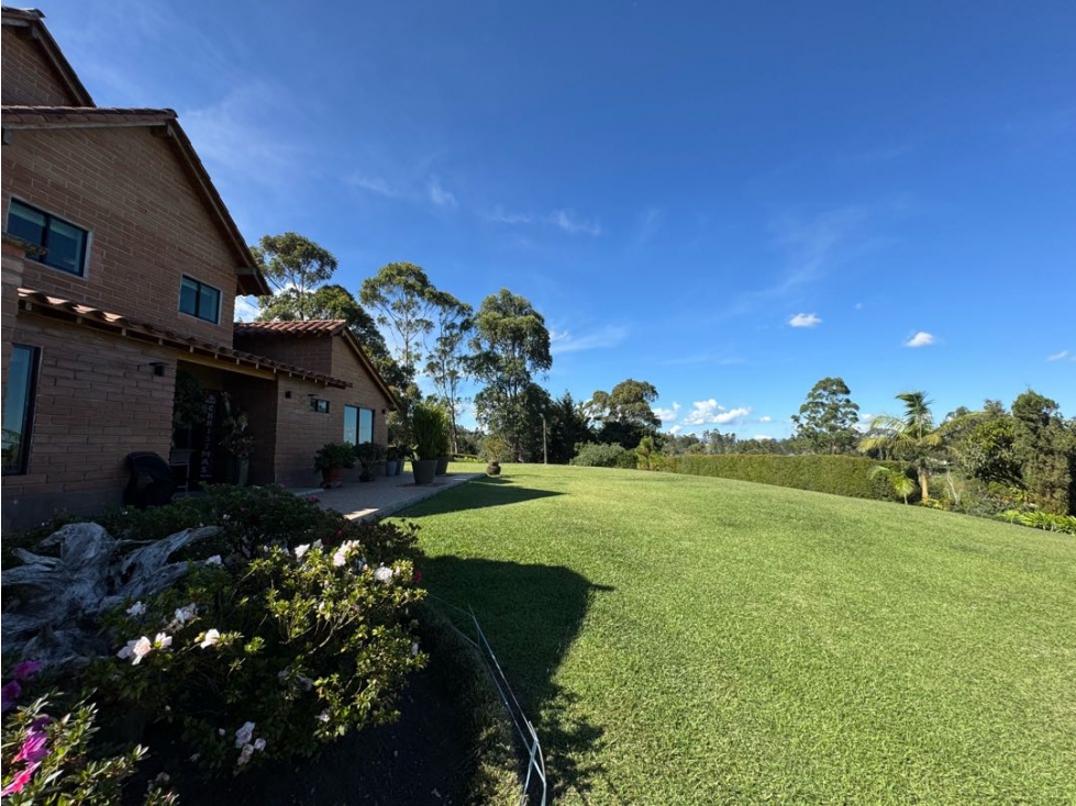 Casa campestre en venta Rionegro con hermosa vista y amplios jardínes