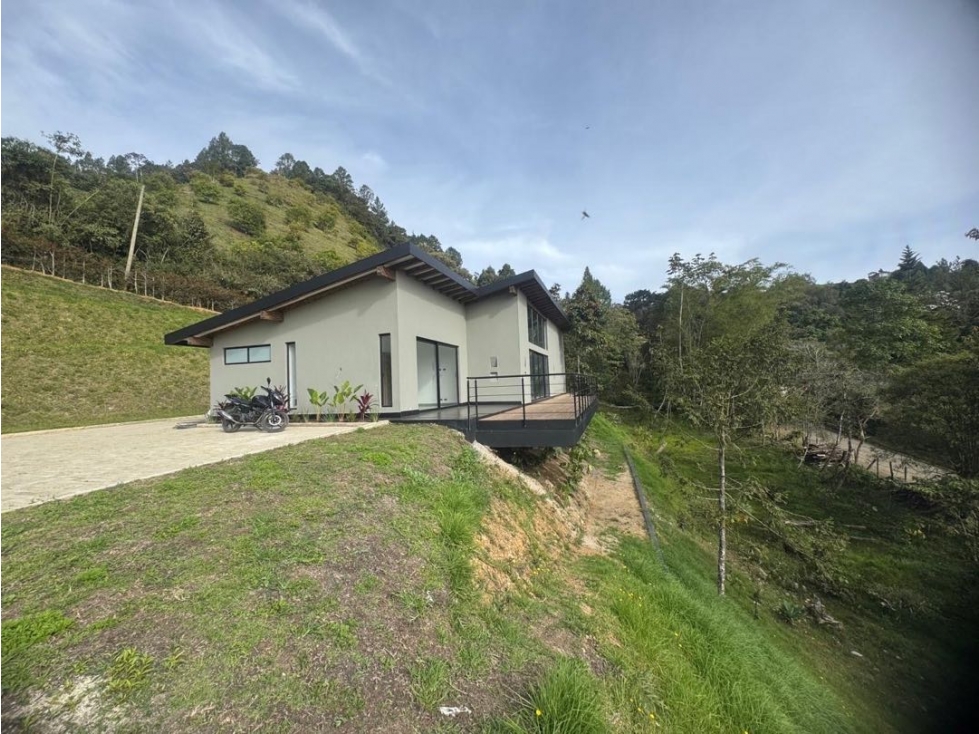 Casa campestre nueva en venta en exclusiva parcelación La Ceja