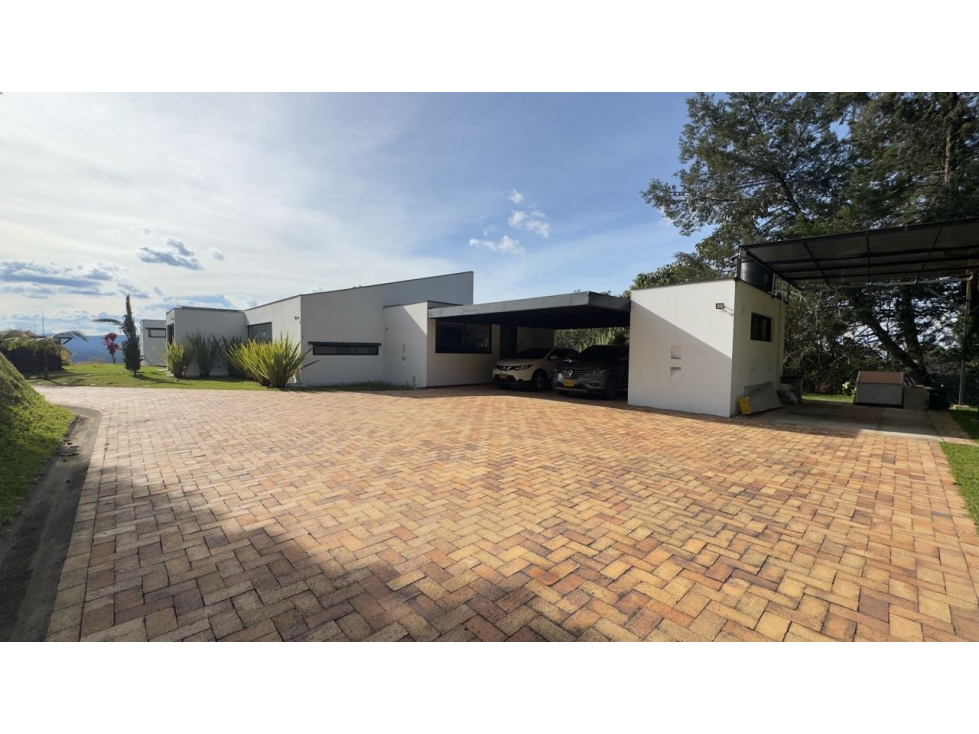 Casa campestre para la venta en unidad con portón eléctrico vía canada