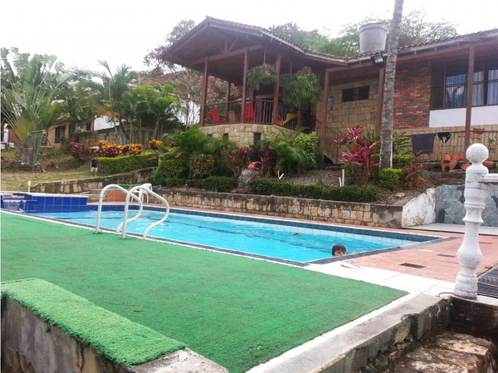 Casa Campestre para remodelar con piscina en condominio