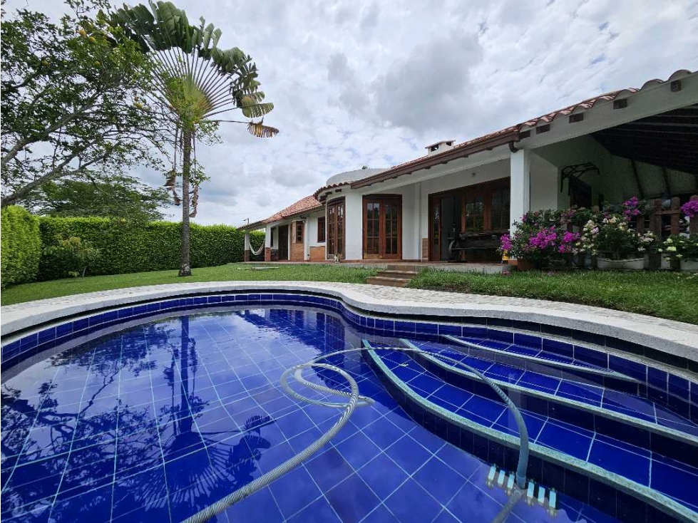 Casa campestre semiremodelada, con piscina privada. Unidad cerrada.