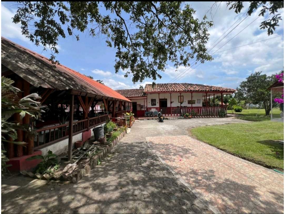 Casa campestre ubicado en la via pueblo tapao con amplia zona verde