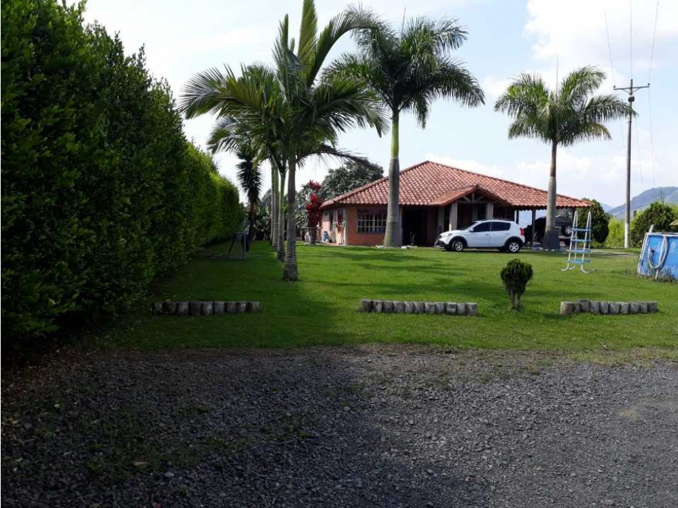 CASA CAMPESTRE VIA ARMENIA CERCA A COLEGIO LICEO TALLER SAN MIGUEL