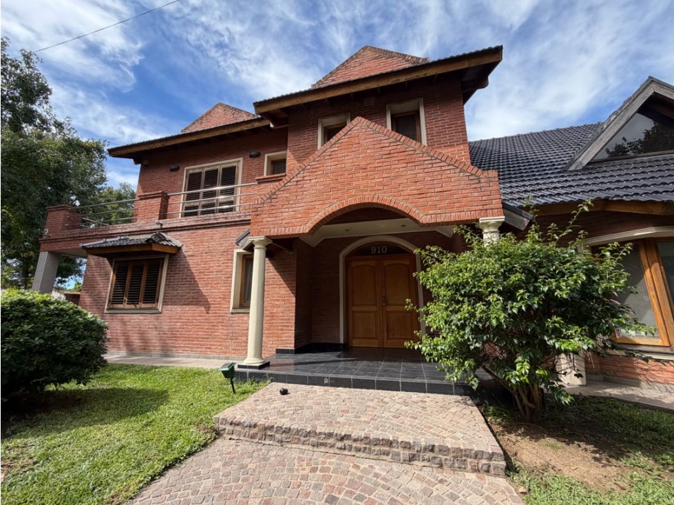 Casa centrica con cuatro dormitorios pileta y quincho en venta