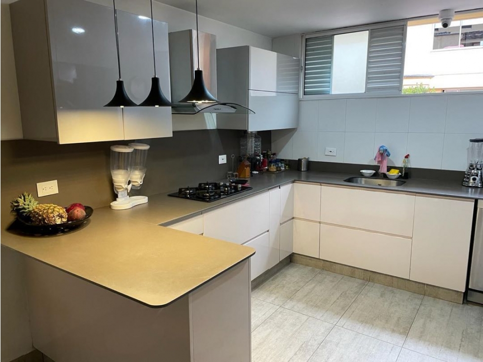 Casa de 3 niveles en venta. Castropol, El Poblado - Medellín
