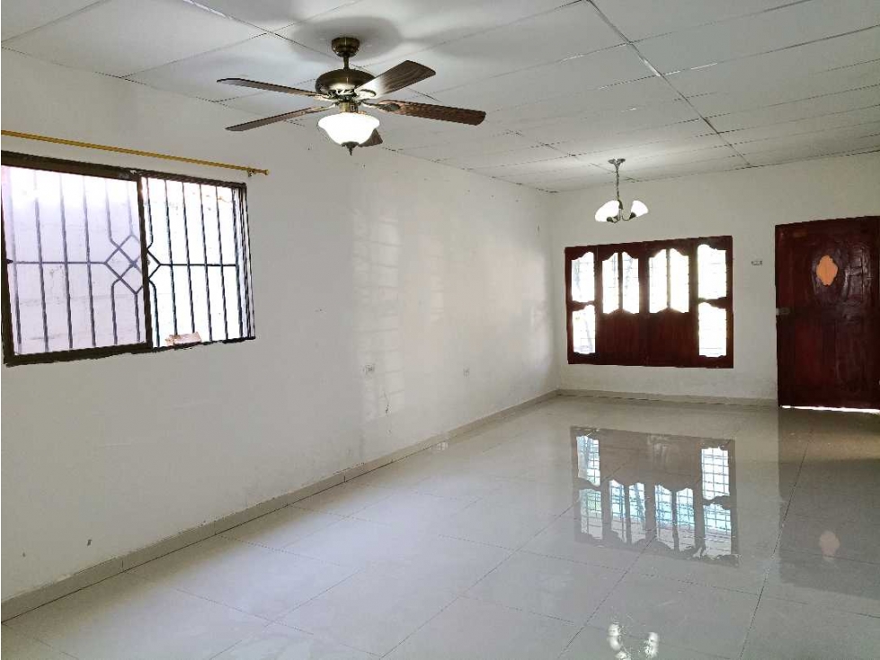 CASA COMERCIAL CON EXCELENTE ESPACIO PARA BODEGAJE Y OFICINAS