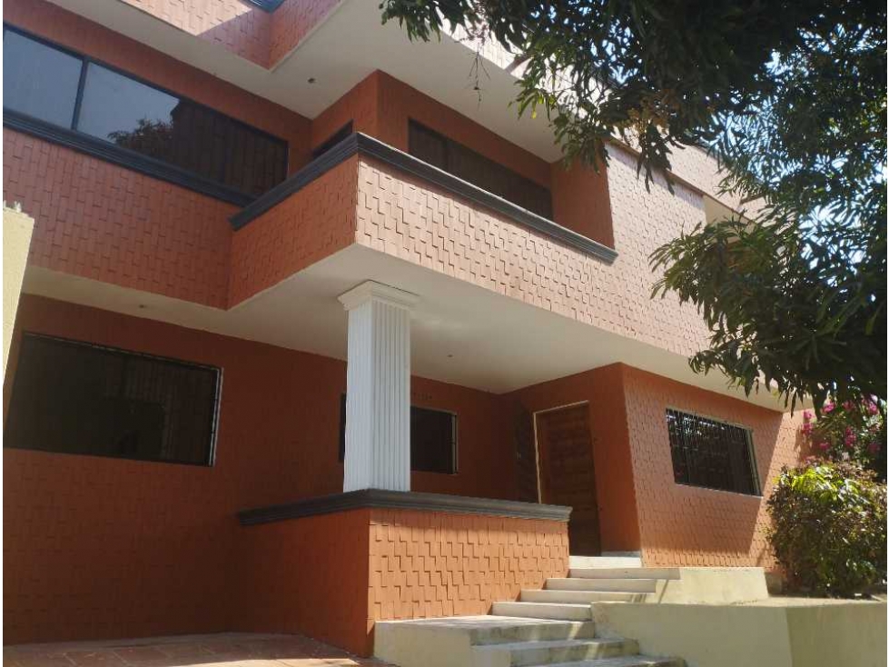 CASA COMERCIAL CON ÁREAS AMPLIAS